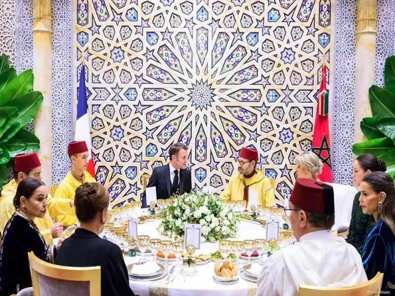 صاحب الجلالة الملك محمد السادس يقيم مأدبة عشاء رسمية على شرف الرئيس الفرنسي وحرمه بريجيت ماكرون