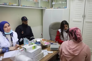 نظمت المندوبية الإقليمية لوزارة الصحة والحماية الاجتماعية بزاكورة بشراكة مع المؤسسة السجنية بزاكورة وجمعية شفاء وتنمية واحة درعة، أمس الجمعة 27 دجنبر الجاري، حملة طبية متعددة التخصصات لفائدة نزلاء ونزيلات السجن المحلي بزاكورة، وذلك في إطار تعزيز الحق في الولوج إلى الخدمات الصحية لفائدة السجناء وتمتيعهم بحقوقهم الأساسية.