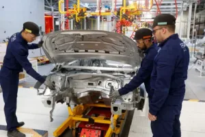 أكدت اليومية الاقتصادية الإسبانية (إل إكونوميستا)، اليوم الأربعاء، أن المغرب يفرض نفسه اليوم كـ"قوة" في مجال صناعة السيارات في إفريقيا، وهي مكانة من شأنها أن تعزز نمو الناتج المحلي الإجمالي للبلاد بشكل كبير في السنوات القادمة.