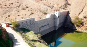 واصلت وزارة التجهيز والماء خلال سنة 2024 العمل على إنهاء مجموعة من مشاريع السدود الصغرى الهادفة للحماية من الفيضانات وتغذية الفرشات المائية وتوفير مياه الشرب
