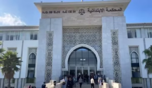 وأفادت مصادر مطّلعة، أن عملية توقيف المعني بالأمر، جاءت بعد مجموعة من التحذيرات الصادرة عن النيابة العامة بالمحكمة المذكورة، ضد بعض الكتاب العموميين الذين يترددون على هذا المرفق دون صفة قانونية