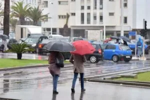 تتوقع المديرية العامة للأرصاد الجوية، بالنسبة لأحوال الطقس اليوم الجمعة، أن تكون السماء قليلة الغيوم إلى أحيانا غائمة بأقصى الشمال الغربي للمملكة.