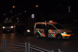 وحسب المعلومات الأولية للبحث في هذه القضية، يضيف المصدر ذاته، فقد دخل المشتبه فيه الذي كان يسوق سيارة للكراء، في نزاع عرضي مع مستخدمي محل لبيع الوجبات الخفيفة بمنطقة عين السبع بالدار البيضاء، بسبب عرقلة هذا الأخير للسير بالمكان المخصص للزبائن الذين يطلبون وجباتهم على متن السيارات، وهو ما دفعه للتسبب في إصابة أربعة مستخدمين بجروح بعدما تعمد الاصطدام بهم بالسيارة مع إلحاق خسائر مادية بالواجهة الزجاجية للمحل.