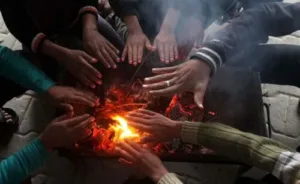 كما يرتقب تشكل سحب منخفضة مرفوقة بأمطار خفيفة ومحلية بغرب سواحل البحر الأبيض المتوسط وشمال الريف، مع انتشار كتل من الضباب المحلي بكل من سهول المحيط الأطلسي، وشمال المنطقة الشرقية، والساحل المتوسطي والشمال الغربي للأقاليم الصحراوية، مع إمكانية تطاير الغبار بجنوب البلاد.