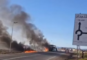النيران تلتهمُ حافلة بتنجداد نواحي الرشيدية