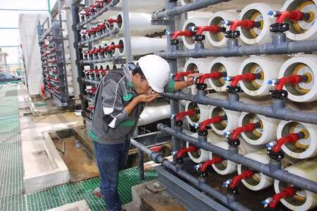 تعزيزا لأمنه المائي.. المغرب يقتني 200 محطة متنقلة لـتحلية مياه البحر