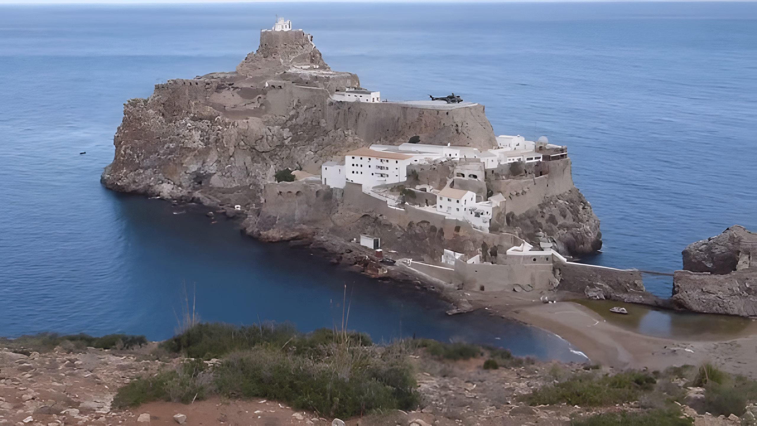 إسبانيا تُزيل علمها من جزيرتي “البر” و”البحر” قبالة الحسيمة في خطوة مفاجئة