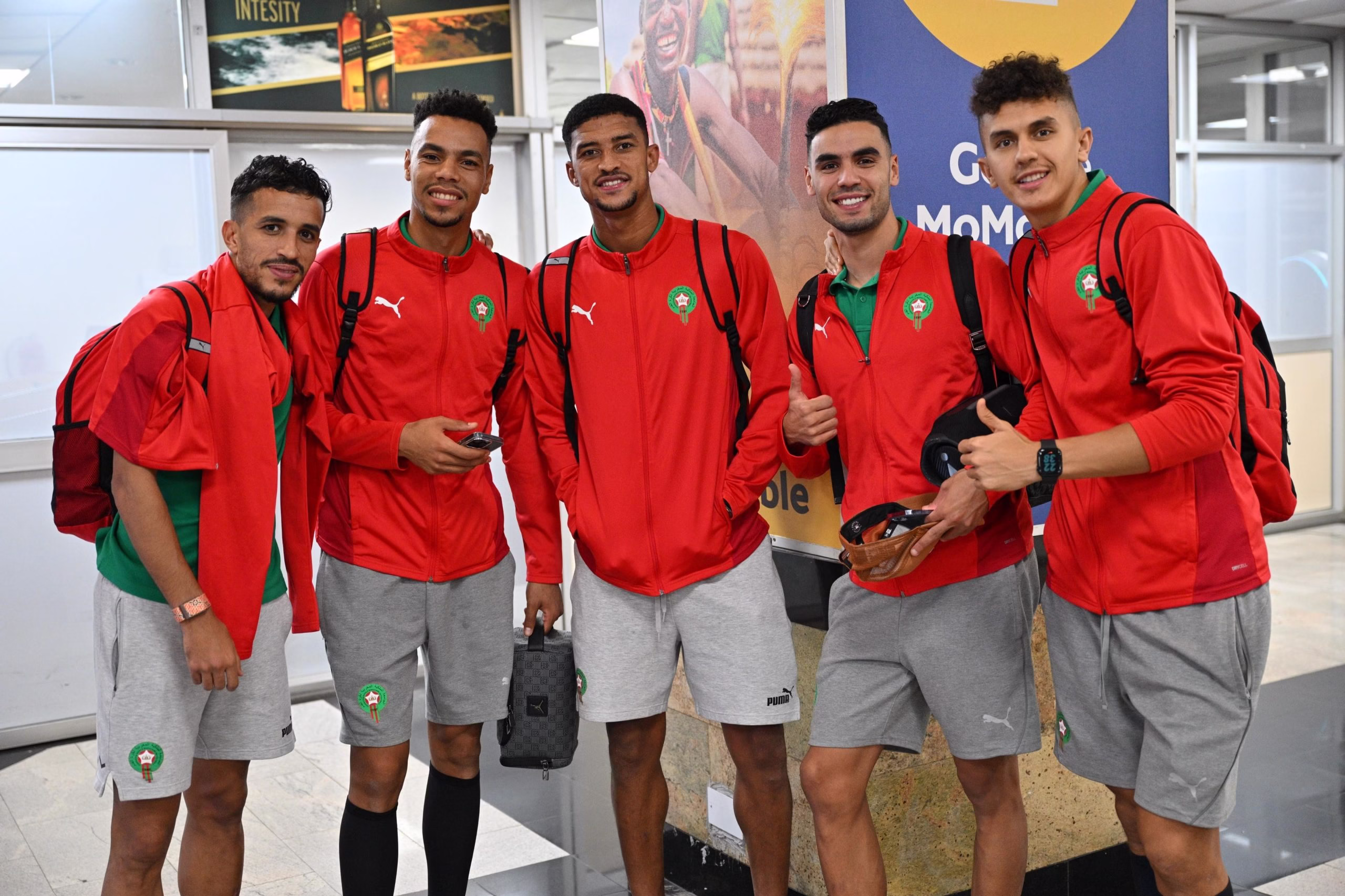 الأسود يحطون بأوغندا لملاقاة السنغال في نصف نهائي الشان