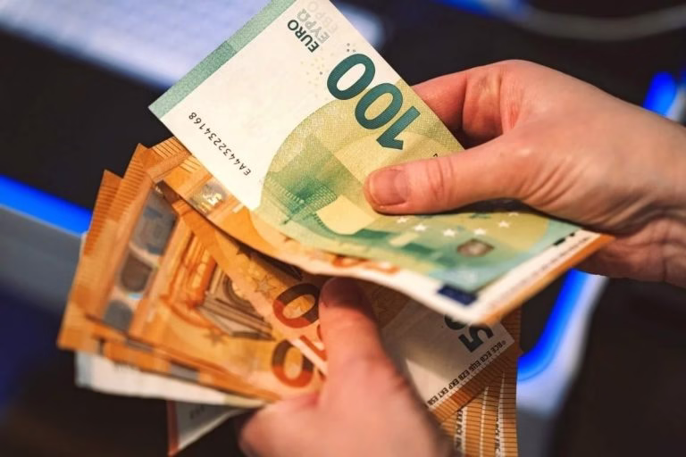 تحويلات الجالية المغربية تحقق رقماً قياسياً يفوق 119 مليار درهم سنة 2024