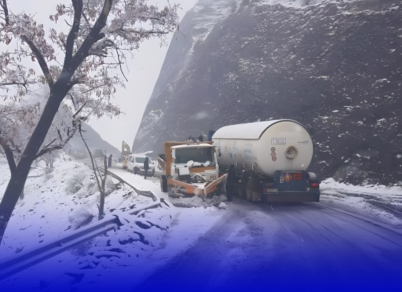 تراكم الثلوج يعزل ورزازات وزاكورة وتنغير ويغلق ممر تيزي ن تيشكا لأزيد من 48 ساعة